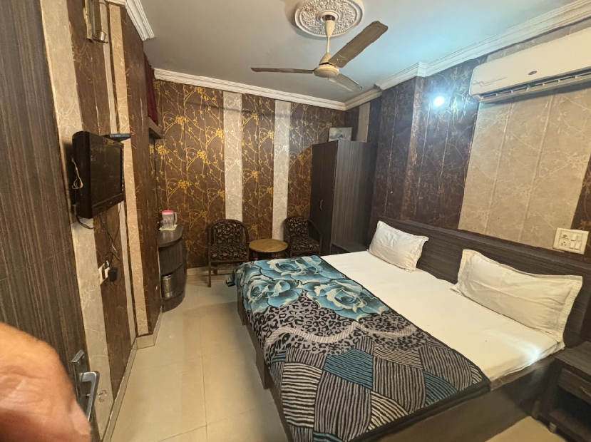 1 x Deluxe Double Bed AC Room
